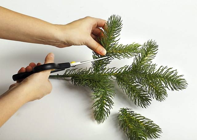2. Z gałązek jodły lub świerka (jodła dłużej zachowa igły) przycinamy zgrabne mniejsze części. Style: "naj"