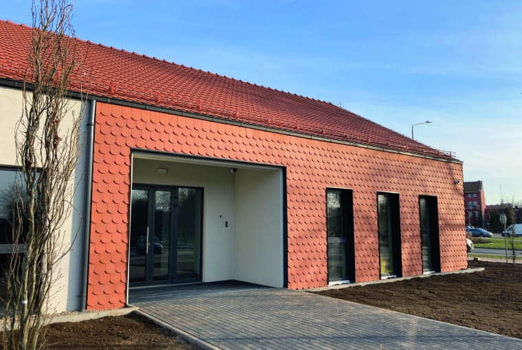 Dachówki ceramiczne dostępne są w różnych kształtach, rozmiarach i kolorach, można je więc łączyć, mieszać kolorystycznie, czy stosować na mniej oczywistych powierzchniach, jak elewacje