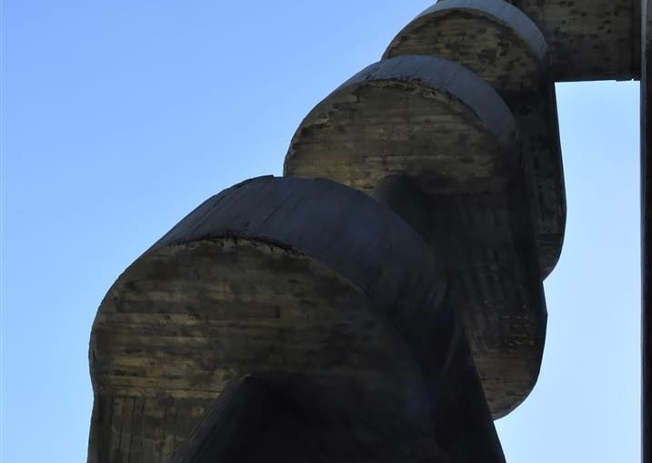 Jednostka Marsylska, proj. le Corbusier - schody przeciwpożarowe z galerii handlowej