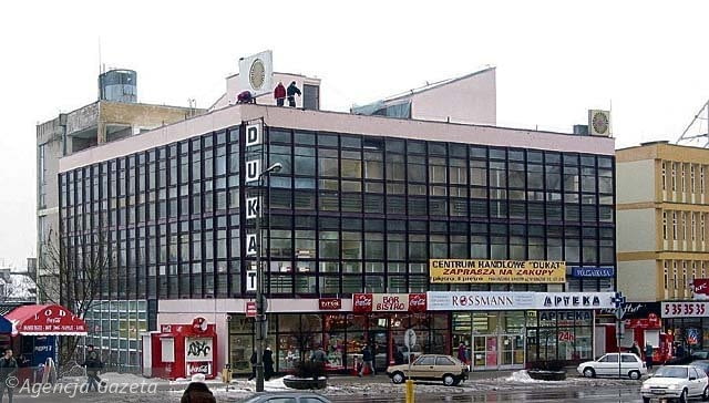 Dom handlowy DUKAT w Olsztynie zaprojektowany przez słynnych polskich architektów - Jerzego Sołtana (który szkolił się u samego Le Corbusiera) i Zbigniewa Ihnatowicza. Jego wygląd już niedługo zostanie zmieniony Dom handlowy DUKAT w Olsztynie zaprojektowany przez słynnych polskich architektów - Jerzego Sołtana (który szkolił się u samego Le Corbusiera) i Zbigniewa Ihnatowicza.