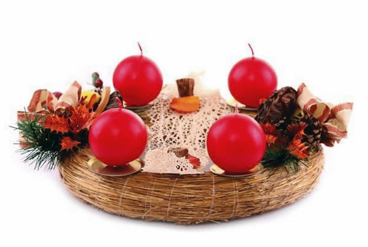 Ozdoby adwentowe. Wieniec na plecionce z gałązek