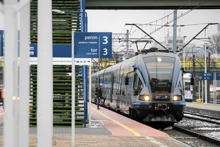 Pociag PKP Intercity Korczak relacji Bialystok - Krakow 15.03.2016 Bialystok , dworzec kolejowy . Pociag PKP Intercity Korczak relacji Bialystok - Krakow . Sklad Pesa ED - 74 . Fot. Marcin Onufryjuk / Agencja Gazeta SLOWA KLUCZOWE: kolej podroz podrozny podrozni pasazer pasazerowie pkp kolekcje pociag peron /FR/ ZDJĘCIE DO WKŁADKI: DGWRP Gazeta WyborczaGospodarka
