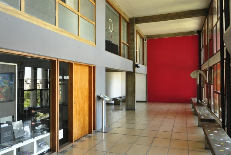 Jednostka Marsylska, proj. Le Corbusier - galeria handlowa - jasna, przestronna aleja, miła odmiana od ciemnych "ulic wewnętrznych". Część lokali użytkowych nadal funkcjonuje.