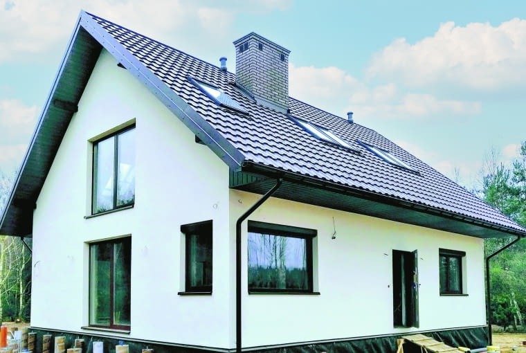 Prefabrykacja zapewnia nie tylko skrócony czas budowy, ale także przewidywalność i ter minowość prac. Poza tym dom z prefabrykatów może być równie solidny i trwały co dom  murowany – podstawą jest oczywiście wybór odpowiedniego wykonawcy/producenta Prefabrykacja zapewnia nie tylko skrócony czas budowy, ale także przewidywalność i ter minowość prac. Poza tym dom z prefabrykatów może być równie solidny i trwały co dom  murowany – podstawą jest oczywiście wybór odpowiedniego wykonawcy/producenta