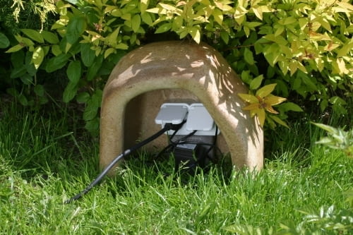 Osłona ogrodowych gniazd przyłączeniowych. Można w niej też ukryć transformator umieszczony nad gruntem.