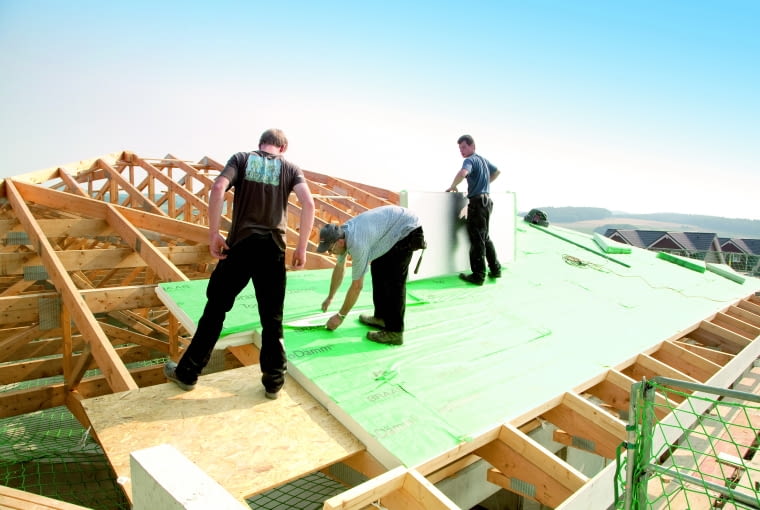 Izolacja nakrokwiowa dachu skośnego umożliwia jego ocieplenie od zewnątrz, bez konieczności wykonywania prac wewnątrz pomieszczeń Izolacja nakrokwiowa dachu skośnego umożliwia jego ocieplenie od zewnątrz, bez konieczności wykonywania prac wewnątrz pomieszczeń