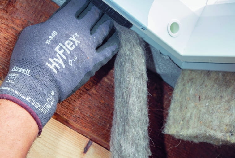 Dzięki swojej sprężystości wełna dokładnie wypełnia przestrzeń pomiędzy oknem a elementami konstrukcyjnymi dachu Dzięki swojej sprężystości wełna dokładnie wypełnia przestrzeń pomiędzy oknem a elementami konstrukcyjnymi dachu