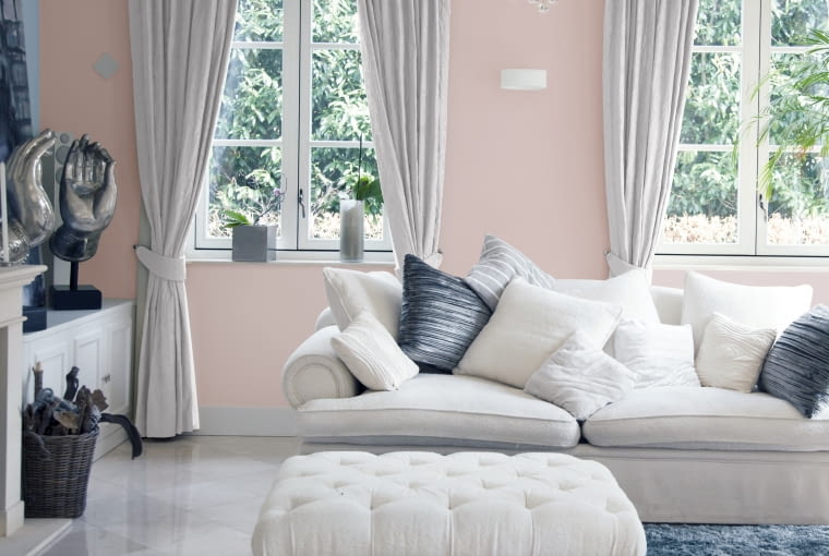 Pikowany puf na toczonych nóżkach idealnie pasuje do tego stylu. Nie zapomnij też o nienagannie ułożonych zasłonach. J Aranżacja salonu