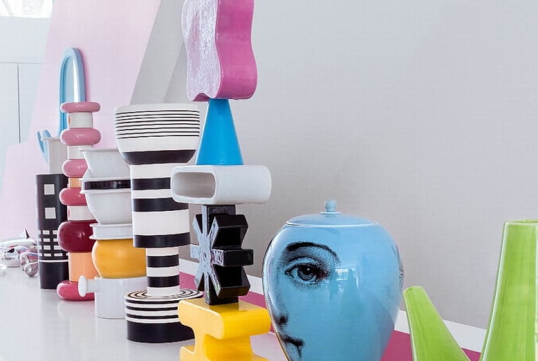 Na komodzie m.in. ozdoby z kolekcji Symbolik, zaprojektowanej na zlecenie włoskiej firmy ceramicznej Bitossi. wnętrza, karim rashid, design