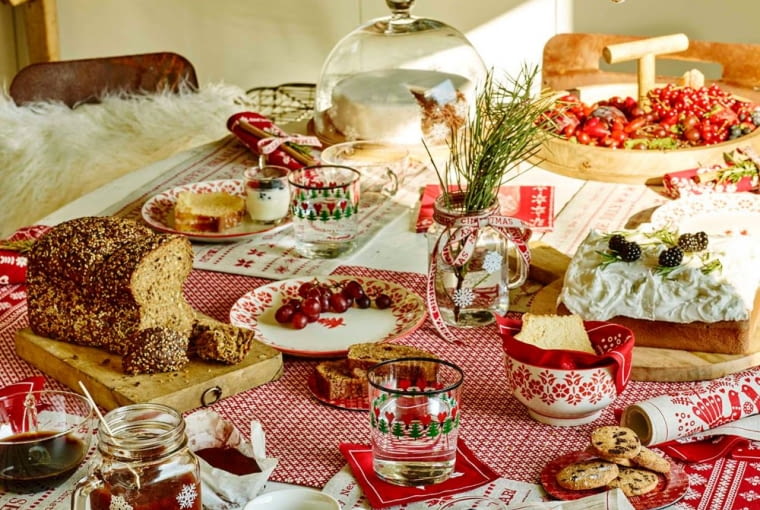 ZARA Home: taca z uchwytem na środku - 139 zł; obrus z nadrukiem renifera - od 119 zł do 159 zł (w zależności od rozmiaru); porcelanowa miska z bożonarodzeniowym motywem - 19,90 zł; porcelanowy kubek z choinką - 29,90 zł. święta, boże narodzenie, zara home