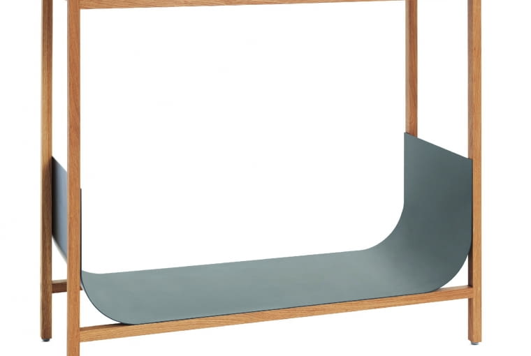 Tub Niewielka konsola z dębowego drewna, z fantazyjnie wywiniętą dolną półką ze stali. Idealny mebel "pod lustro". Dostępny również w głębokiej czerni. Wzór, Schönbuch