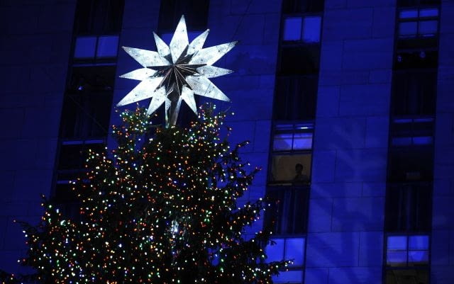 Rzecznik Rockefeller Center Keith Douglas powiedział, że w tygodnie, kiedy choinka jest zapalona, do kompleksu przychodzi około 750 tys. klientów, czyli o 400 tys. więcej niż w pozostałe dni roku. Rockefeller Center, choinka, nowy jork