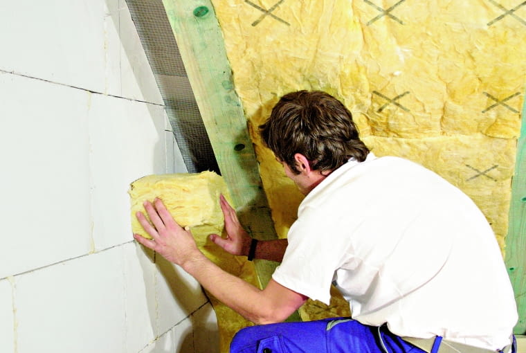 Aby dach spełniał wymagania dotyczące termoizolacyjności, określone przez obowiązujące  przepisy, trzeba zadbać o właściwe ułożenie ocieplenia we wszystkich dodatkowych miejscach, np. na styku połaci ze ścianą szczytową