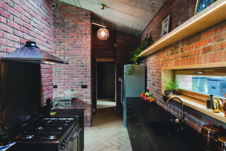 Ceglana ściana sprawia, że nawet najprostsza zabudowa kuchenna nabiera charakteru, a wnętrze staje się przytulne Ceglana ściana sprawia, że nawet najprostsza zabudowa kuchenna nabiera charakteru, a wnętrze staje się przytulne