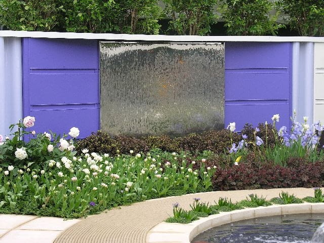 Kolorowa ścianka w ogrodzie