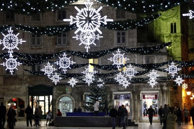 Chorwacja: Split udekorowano wielkimi, świecącymi płatkami śniegu. People walk past Christmas lights in the Adriatic City of Split, December 12,2009. REUTERS/Matko Biljak (CROATIA - Tags: SOCIETY RELIGION)