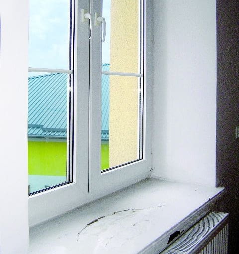 Łuszcząca się biała, olejna farba na dębowym parapecie STARY ZNISZCZONY PARAPET PRZED WYMIANA FOT. KATARZYNA GOGACZ PUBLIKACJA LADNY DOM NR 1 (87) - 1.2006