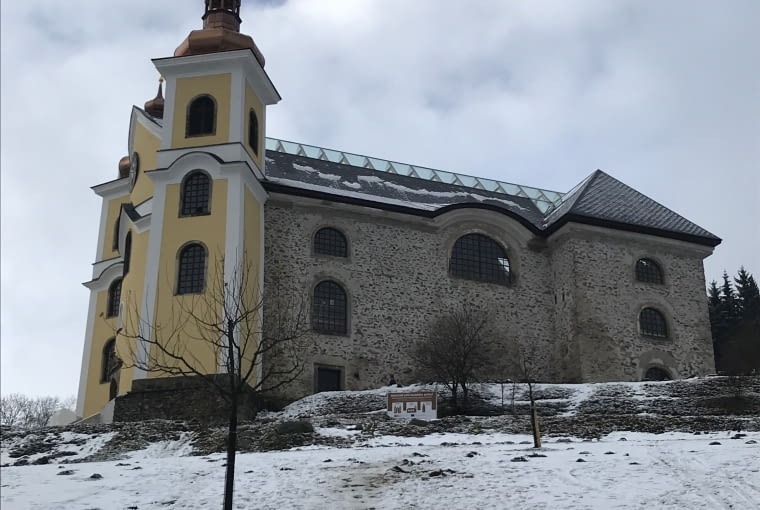 Neratov v Orlických horách - kościół w Czechach ze szklanym dachem Neratov v Orlických horách - kościół w Czechach ze szklanym dachem