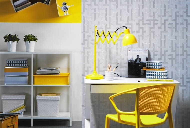 MEBLE: Biurko - 890 zł, półka - 399 zł, Le Pukka; regał - 199 zł, IKEA; krzesło - 394 zł, Dado Design. POZOSTAŁE: Na biurku: lampa - 139 zł, Meble Vox; pojemnik (biały) - 75 zł, Mint Grey; pojemniki (wzorzyste, jeden na regale) - 179 zł/3 szt., Malabelle; obrazek - 119 zł, Reset; Na regale: osłonki na doniczki - 20 zł/szt., rośliny doniczkowe - 28 zł/szt., Łodyga; pudełka (wyplatane) - 30 zł/szt., Tiger; pudełka (z napisem) - 73 zł/szt., Fabryka Form; pojemnik (żółty) - 53 zł, Meble Vox; zegar (na półce) - 44 zł, Meble Vox; skrzynka - 390 zł, Warsztat Woni; folia do pakowania (w skrzynce) - 6 zł/rulon, Tiger. NA ŚCIANACH: farby Antyczny marmur i Egzotyczne curry - 81 zł/5 l, Dulux; tapeta - 69 zł/rolka, Leroy Merlin. MEBLE: Biurko - 890 zł, półka - 399 zł, Le Pukka; regał - 199 zł, IKEA; krzesło - 394 zł, Dado Design. POZOSTAŁE: Na biurku: lampa - 139 zł, Meble Vox; pojemnik (biały) - 75 zł, Mint Grey; pojemniki (wzorzyste, jeden na regale) - 179 zł/3 szt., Malabelle; obrazek - 119 zł, Reset; Na regale: osłonki na doniczki - 20 zł/szt., rośliny doniczkowe - 28 zł/szt., Łodyga; pudełka (wyplatane) - 30 zł/szt., Tiger; pudełka (z napisem) - 73 zł/szt., Fabryka Form; pojemnik (żółty) - 53 zł, Meble Vox; zegar (na półce) - 44 zł, Meble Vox; skrzynka - 390 zł, Warsztat Woni; folia do pakowania (w skrzynce) - 6 zł/rulon, Tiger. NA ŚCIANACH: farby Antyczny marmur i Egzotyczne curry - 81 zł/5 l, Dulux; tapeta - 69 zł/rolka, Leroy Merlin.