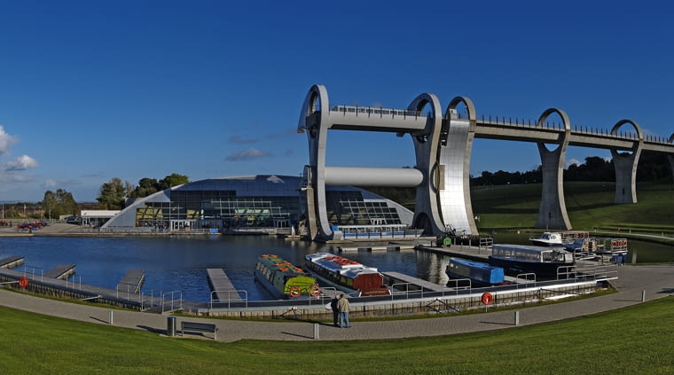 Falkirk Wheel - czyli jedyna taka na świecie winda dla barek rzecznych w Szkocji. Łączy kanały Union z Forth and Clyde, pomiędzy którymi jest 24 metry różnicy wysokości konstrukcja, szkocja, wielka brytania, beton