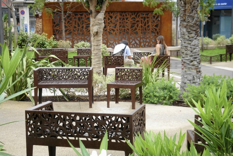 Zardzewiałe ławki - nadają industrialnego charakteru temu zielonemu wnętrzu.