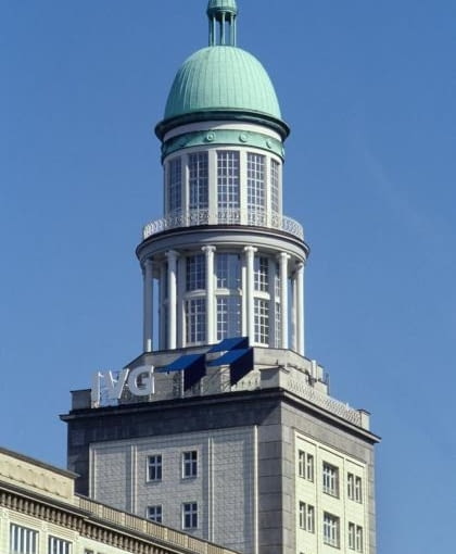 Berlin. Formy architektoniczne socrealizmu nawiązywały do wzorców historycznych. W Bramie Frankurckiej kopuły wysokościowców wzorowane są na XVIII-wiecznej wieży przy katedrze na Gendarmenmarkt.