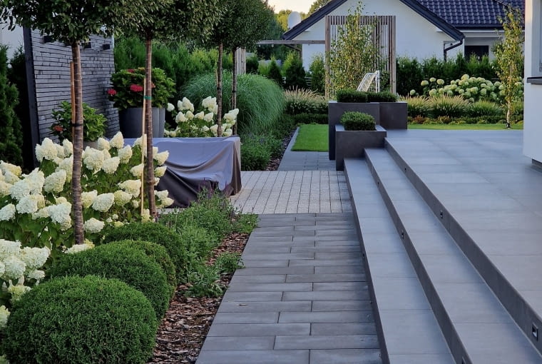 Wzdłuż zachodniej elewacji budynku, tuż pod dużymi oknami domu, znajduje się dwupoziomowy taras. Wzdłuż zachodniej elewacji budynku, tuż pod dużymi oknami domu, znajduje się dwupoziomowy taras.