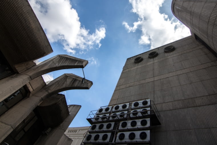 Brutalistyczna architektura Skopje z epoki odbudowy po trzęsieniu ziemi - budynek Poczty Macedońskiej