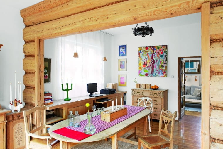 JADALNIĘ, miejsce rodzinnych spotkań, zdobią obrazy Młodożeńców: Jana, Piotra i Stanisława.