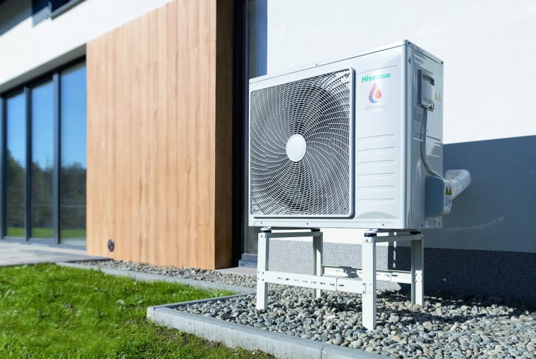 W czasie sezonu grzewczego powstające w jednostce zewnętrznej skropliny mogą być odprowadzane do chłonnego podłoża żwirowego lub do opaski drenażowej wokół domu bądź zbiornika wody opadowej