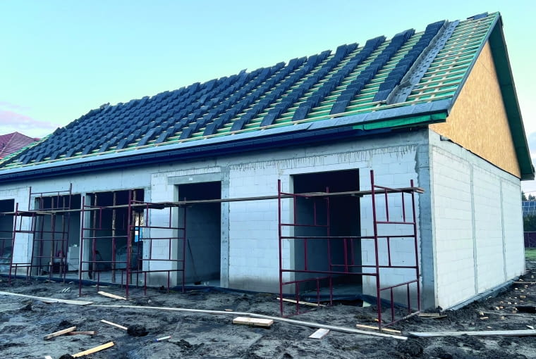 Usztywnienia  dzielące ścianę  szczytową na  mniejsze  murowane  fragmenty są  skutecznym  sposobem na to,  by się nie  przewróciła  podczas  murowania  i użytkowania  budynku