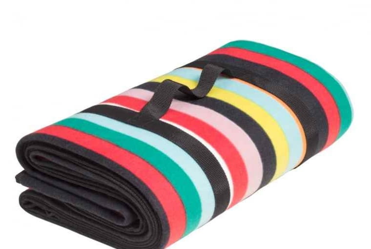 H&M Home: polarowy, wzorzysty koc piknikowy (140x160 cm). Cena: 79,90 zł. H&M Home, piknik, akcesoria piknikowe, koc piknikowwy