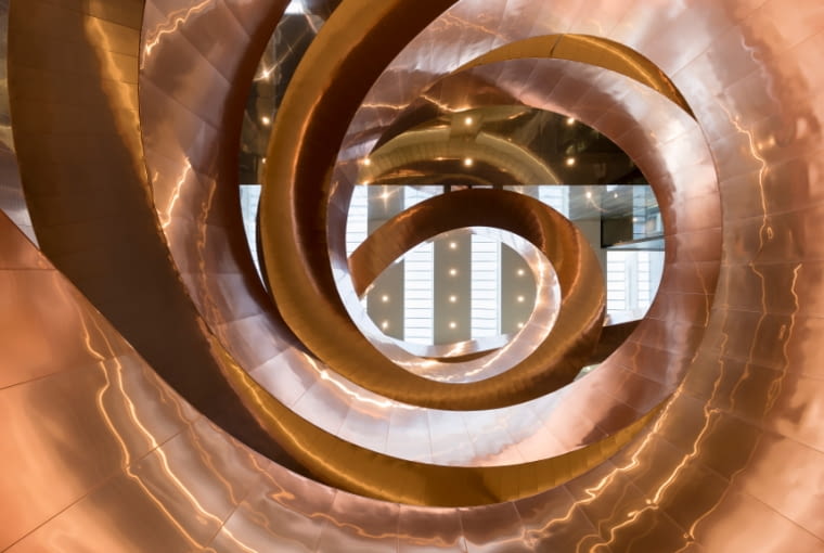 Experimentarium - Spiralna klatka schodowa, Kopenhaga, Dania. Miedź w architekturze