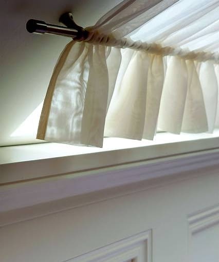 DEKORACJE - NASTROJOWE OKNO NA PODDASZU. Prosty karnisz, na który naciągnięto dół zasłonki, przypomina ten na górze, ale jest od niego cieńszy.