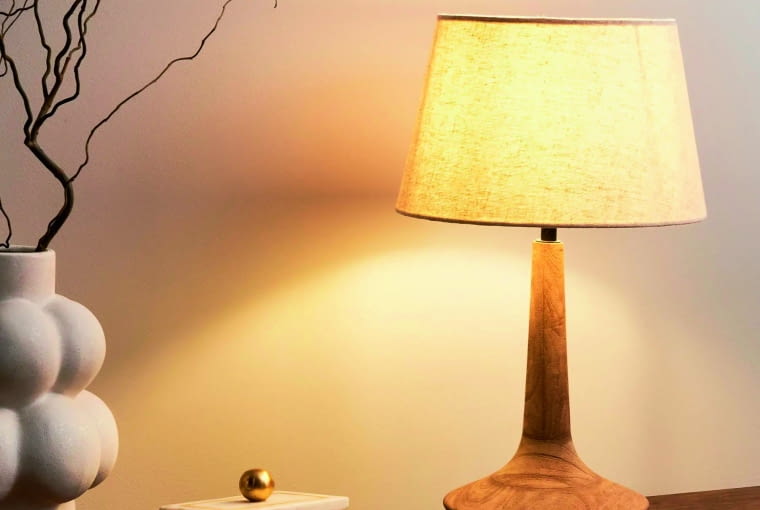 Stylowa lampa Godawari z podstawą ręcznie wykonaną z drewna mango. 399 zł