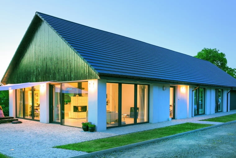 W założeniach domy-stodoły to budynki umiejętnie   łączące tradycję i nowoczesność, które nie dominują   kolorem ani formą, a w dodatku mądrze wykorzystują   najnowsze trendy związane z powrotem   do natury i dbałością o zastany krajobraz kulturowy