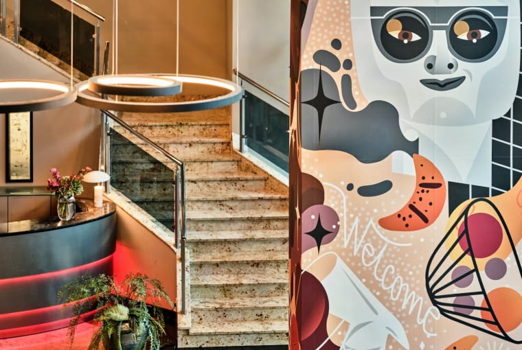 Mural „Stan Nieważkości” w hotelu Leonardo Royal Warsaw