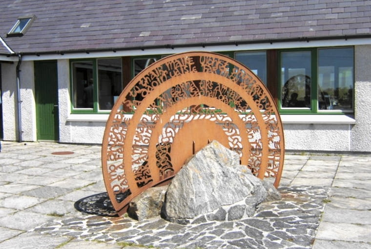 Zegar słoneczny z cortenu.