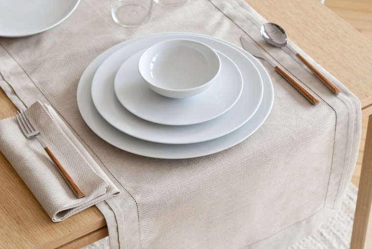 Zara Home - Milano Collection: dwuwarstwowy bieżnik stołowy z plisami. Cena: 149 zł (50 x 160 cm). zara home, len, lniana pościel, prostota, minimalizm we wnętrzach, prosta pościel