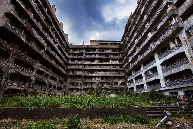 Ruiny postindustrialnej zabudowy górniczej wysepki Hashima. Ruiny postindustrialnej zabudowy górniczej wysepki Hashima.
