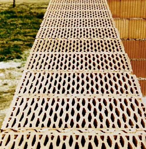 Pustaki z ciepłej ceramiki muruje się bez spoin pionowych, przystosowane są bowiem do łączenia albo na pioro i wpust, albo na kieszeń, którą wypełnia się zaprawą. budowa domu,ceramika,cegły ceramiczne