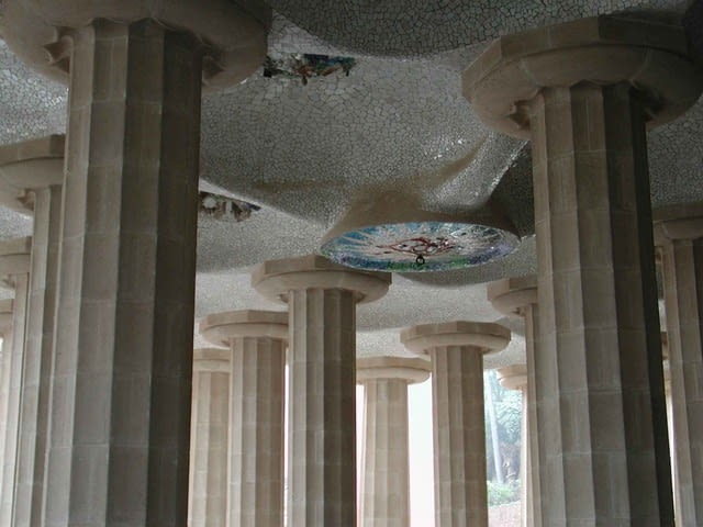 Park Güell nazywa się na cześć Eusebio Güella, przemysłowca barcelońskiego, który sfinansował budowę parku. Pierwotnie miało to być wzorowane na angielskich miastach-ogrodach osiedle dla bogatej burżuazji. Prace trwały w latach 1900-1914. Projektu tego Gaudi nigdy nie ukończył i ostatecznie osiedle pozostało parkiem. jean nouvel, herzog and de meuron, antonio gaudi, architektura, top 10, santiago calatrava, barcelona, hiszpania