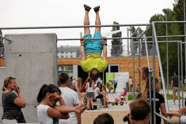 04.07.2014 Warszawa , Bemowo . Ul Pelczynskiego 22 . Nowootwarty Skwer Sportow Miejskich . Fot . Slawomir Kaminski / Agencja Gazeta SLOWA KLUCZOWE: ludzie wypoczynek sport rekreacja mlodziez miasto sporty miejskie nowy skwer /FR/