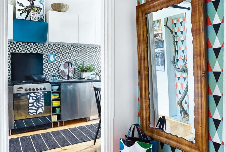 LUSTRO W STAREJ RAMIE, znalezione w jednej z warszawskich pracowni renowacji mebli, Maria dostała od mamy na pierwsze mieszkanie. Przeprowadzało się zawsze razem z nią. Tapeta w stylu retro jest marki Ferm Living. W lustrze odbija się konar przyniesiony z podwórka po wycince drzew. Stanął w kuchennej wnęce, w której pierwotnie miały być półki - teraz zamiast kubków i imbryków pyszni się oryginalna rzeźba prosto z natury.