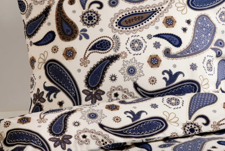 IKEA Bawełniana pościel Sötblomster we wzory typu paisley. Zapinana na ukryte zatrzaski. Dostępna w trzech rozmiarach. Cena dotyczy rozmiaru 150 x 200 cm; 50 x 60 cm, ikea.com, 59,99 zł