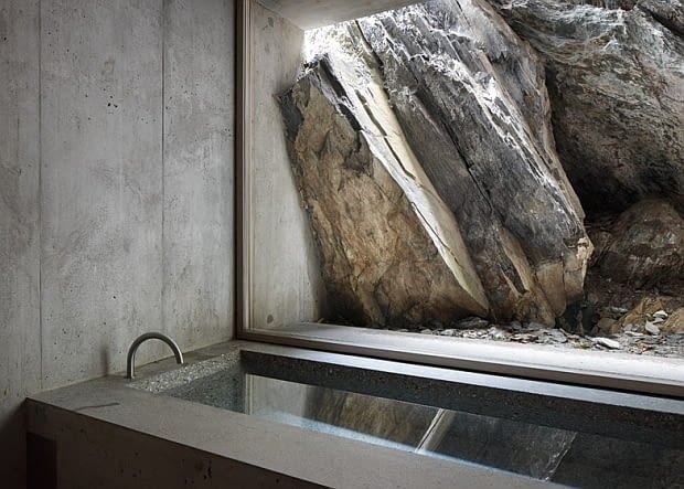 Concrete Cabin - betonowy domek w szwajcarskich Alpach; proj. Nikish Sano Walder Architects dom w Alpach, dom w górach, chatka w górach, domek w górach
