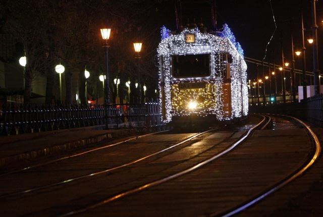 Węgry: W centrum Budapesztu można spotkać tramwaje udekorowane światełkami A tram decorated with Christmas lights travels in the centre of Budapest December 9,2009. REUTERS/Laszlo Balogh (HUNGARY SOCIETY TRANSPORT)