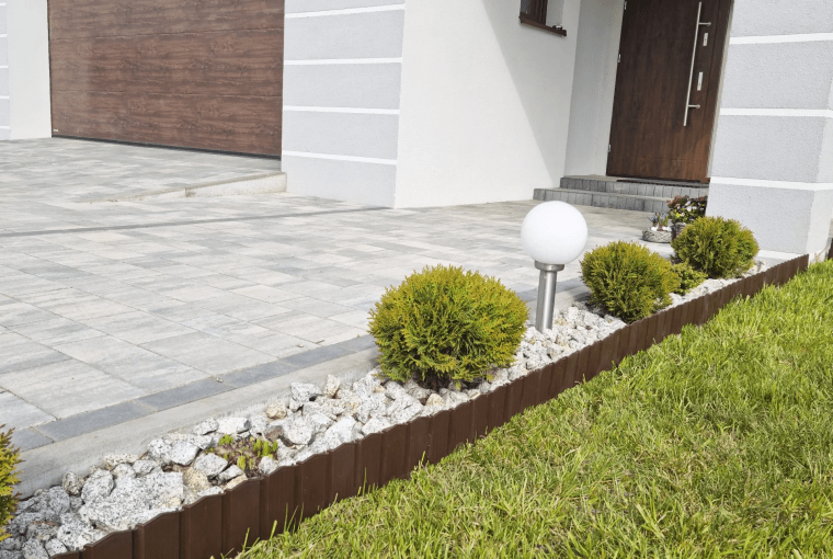 Scala Plastics jest jednym z dystrybutorów palisad i obrzeży Stella Green.