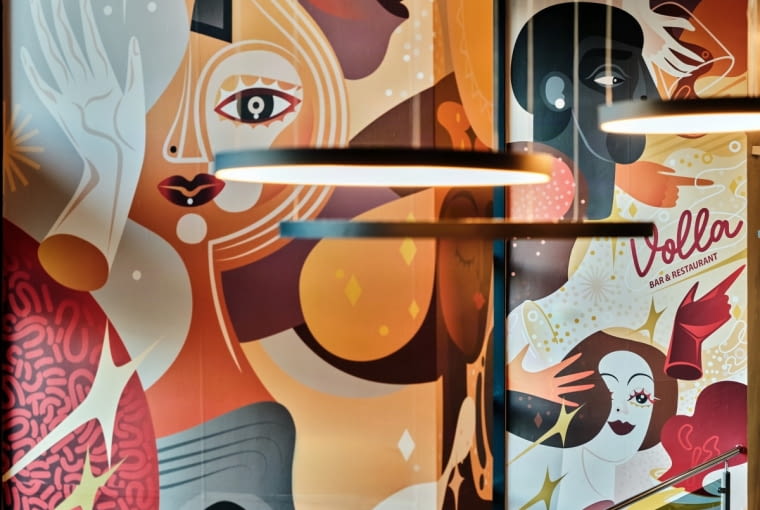 Mural „Stan Nieważkości” w hotelu Leonardo Royal Warsaw