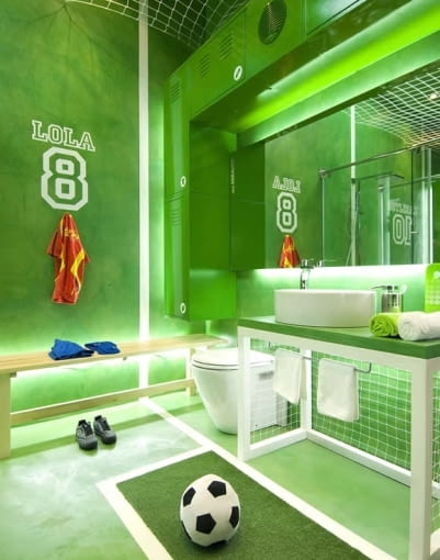 łazienka dla fana piłki nożnej, oryginalna łazienka, łazienka piłkarzy, zielone płytki, jak urządzić łazienkę
